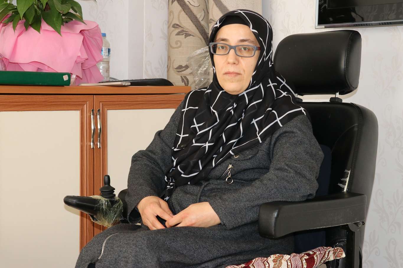 Engeline rağmen hayata tutunan kadının ibadet aşkı imrendiriyor
